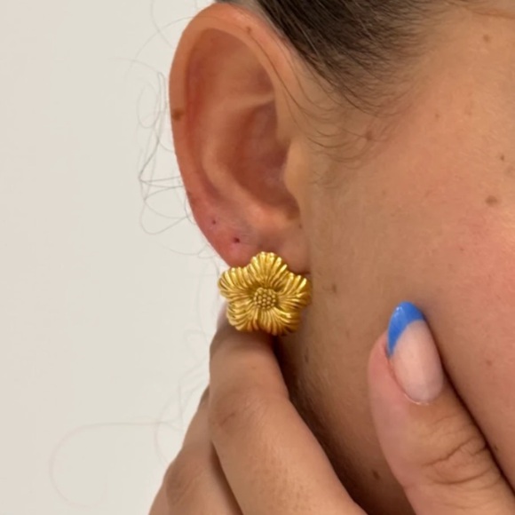 NEW💎18K Gold Flower Stud Earrings*Floral Earrings - Picture 3 of 5